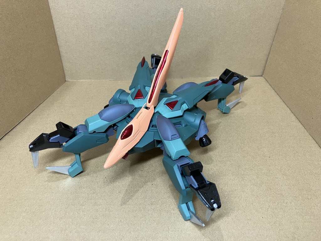 上から。顔？をどうしようか悩んでいたら、ジャンクパーツの中から、イージスの盾を発見し、取り付けてみたらいい感じだったので採用しました。イージスの盾が見つからなかったら、完成しなかったと言っても過言ではないぐらい助かりました。