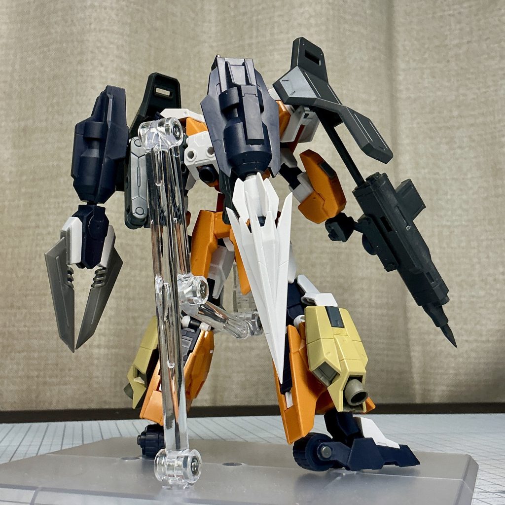 【塗装】- オレンジ11. グレーサフで下地塗装2. ニュートラルグレーⅤ＋ニュートラルグレーⅣ でシャドウ吹き3. ニュートラルグレーⅢ でハイライト4. 灰色9号 でハイライト5. GXクリアオレンジ＋クールホワイトでコート- オレンジ21. グレーサフで下地塗装2. ブラウン＋ニュートラルグレーⅤ でシャドウ吹き3. ダークイエローハイライト1 でハイライト4. ダークイエローハイライト2 でハイライト5. GXクリアオレンジ＋クールホワイトでコート※ オレンジは下地どっちが良いか試したので2パターンあります。最終的な色はだいたい同じになったけど、発色のしやすさが違った（オレンジ2の方が発色良し）- 黒1. 黒サフで下地塗装2. ニュートラルグレーⅤ＋ニュートラルグレーⅣ でハイライト- グレー1. 黒サフで下地塗装2. ニュートラルグレーⅢ＋ニュートラルグレーⅣ でハイライト- 白1. メカサフヘヴィで下地塗装2. ニュートラルグレーⅢ でハイライト3. 灰色9号 でハイライト- 金属色（バーニア、関節）1. メカサフヘヴィで下地塗装2. メタリックグレー＋ニュートラルグレーⅤ でコート【ウェザリング】1. つや消しコート2. 上部をスポットイエローでフィルター3. 下部をグレーズレッド＋レイヤーバイオレットでフィルター4. アクリルガッシュ：バートンアンバー、イエローオーカー、アイボリーイエロー、パーマネントオレンジ、ブルーブラック でドッティング5. エッジ部を アイボリーイエロー + パーマネントオレンジ(極小) でスポンジチッピング6. エッジ部を バートンアンバー でスポンジチッピング