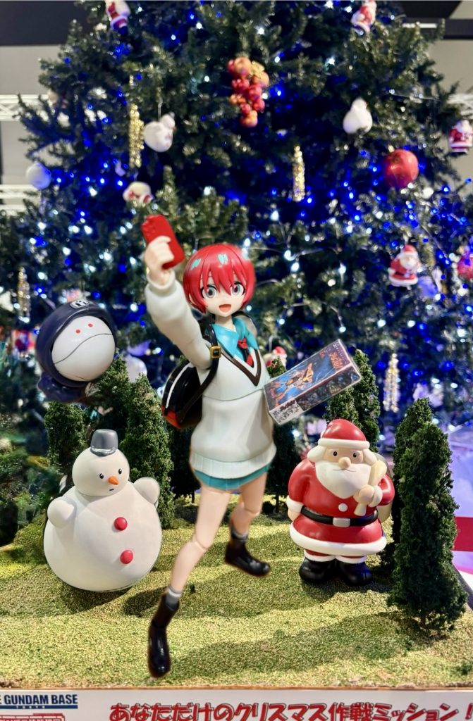 【あとがき】久しぶりの投稿となります。そして、クリスマスにこんな色のない作品をご覧いただき、本当にありがとうございます！この季節といえばでザクⅡ改を作りたいな〜と月並みなことを考えたものの、これまた月並みに「なんかスタイリッシュ…」と悩んで、できもしない改修を始めた結果がこちらです（笑）&nbsp;起きたら枕元にほしかったガンプラ、夢が膨らみますね。そんな気持ちを数ヶ月前に衝動買いしたマチュさんに叶えてもらいました🎵こだわり？のアッグガイは夏に友人から譲り受けたもの。今回のために箱の全面を撮影して、縮尺1/10くらいに小さくして印刷、組み立て…。下箱は閉まるサイズに調整、ランナーは袋の写真にセロハンを貼ってビニールっぽく。もうこの気力があればザクⅡ改は完成しましたね（笑）アッグガイファンの方に誤解されぬよう、ジオン水泳部はもれなく好きです！アッグ＞アッガイ＞ジュアッグ＞アッグガイですが…笑最後の写真はガンダムベース東京の特設ツリーです🎵さすがに連れていけないので、iPhoneの力でご一緒してもらいました。皆さま、今年もどうぞすてきなクリスマスを。