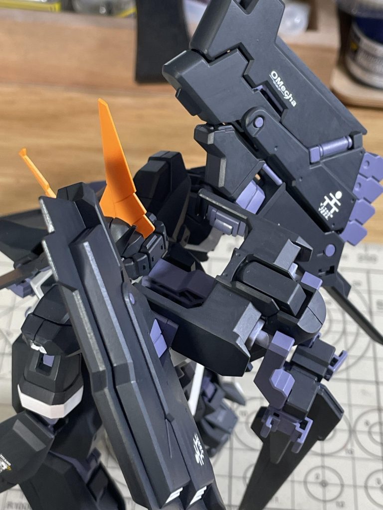 フルドドの接続ですが、AOZ版バーザムのバックパックには追加オプション装着用のラッチがあるようなので、そこにAOZ系の余剰パーツで接続しました。