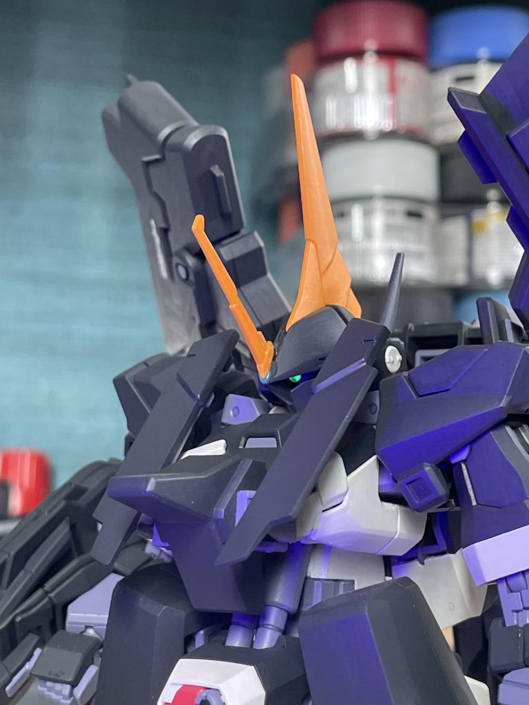 バーベインみたいにブレードアンテナ追加してます。アンテナはトーリスリッターのものです。胸部の追加装甲はネオジム磁石で装着してます。