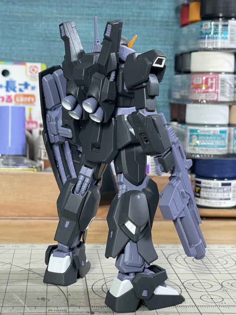 ゲート処理を行なっただけで、面出しも、スジ彫りの彫り直しもしてません…。スミ入れすらしてません…。