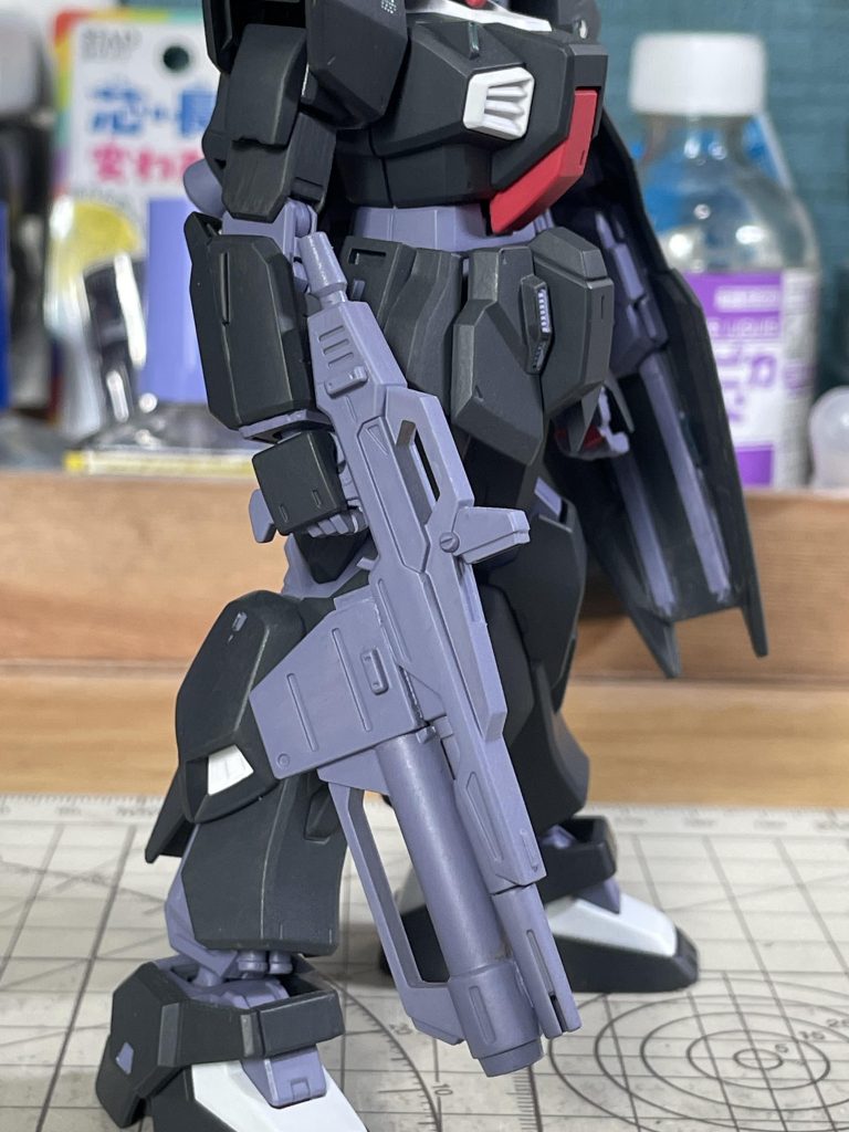 とは言え、少しはAOZ感を増したくて、ビームバズーカを切り刻み、バーザム改のビームライフルみたいにしました。