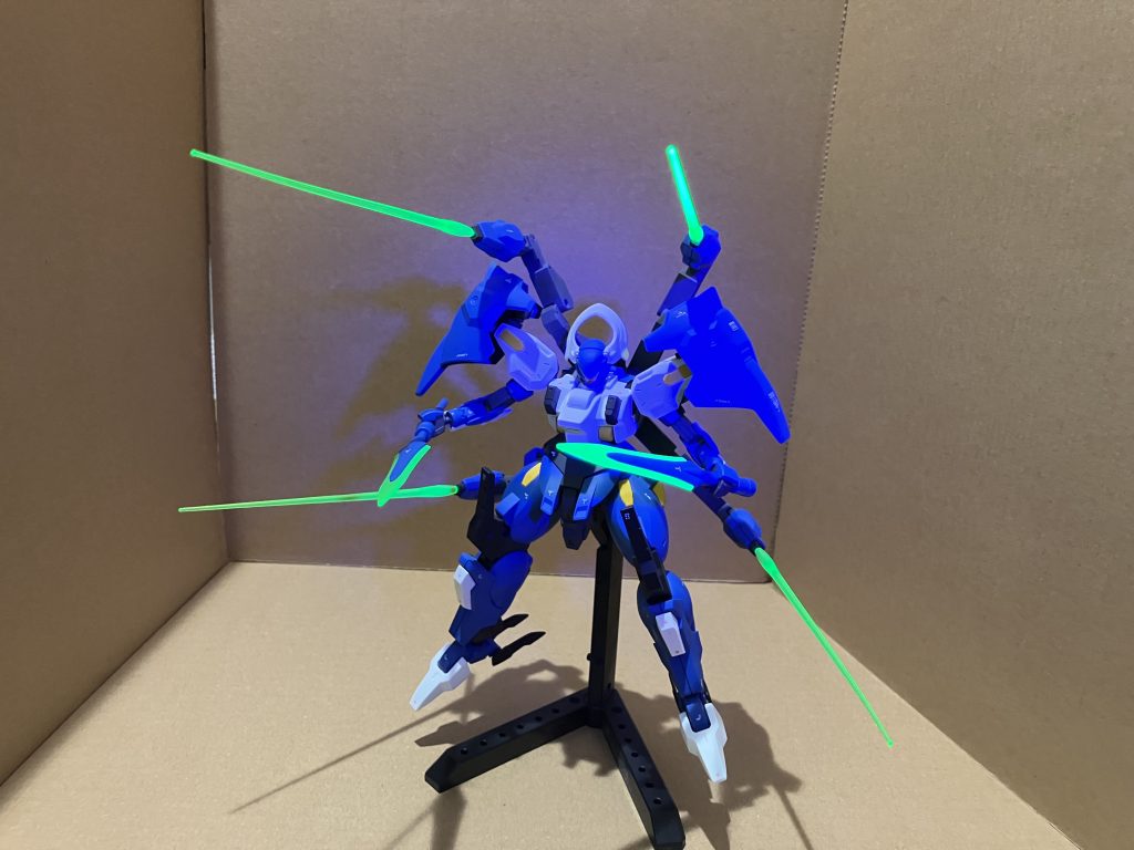 ブラックライトに反応します。