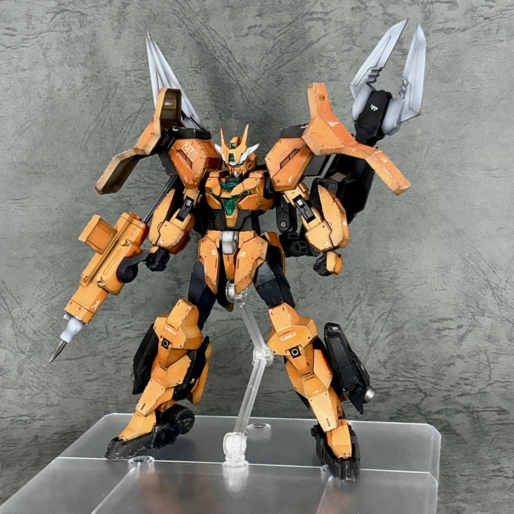 【改修】- 本体ブレードアンテナをアースリィパーツに差し替え各部に丸穴ディテール、マイナスモールド追加腕部の3mm穴を角モールドで埋めハンドをビルドナックル角に差し替え脚部側面のスラスターをデミバーディングのパーツと差し替え- 装備肩部にHG 境界戦機ウェポンセット５ の 防護盾を装備腕部にHG 境界戦機ウェポンセット５ の パイルバンカーを装備ドリル/クローユニットはサブアーム式に変更ドリルの先端は真鍮線とプラ棒でエッジ化クローはディテールパーツ＋プラバンで大鋏形状に変更