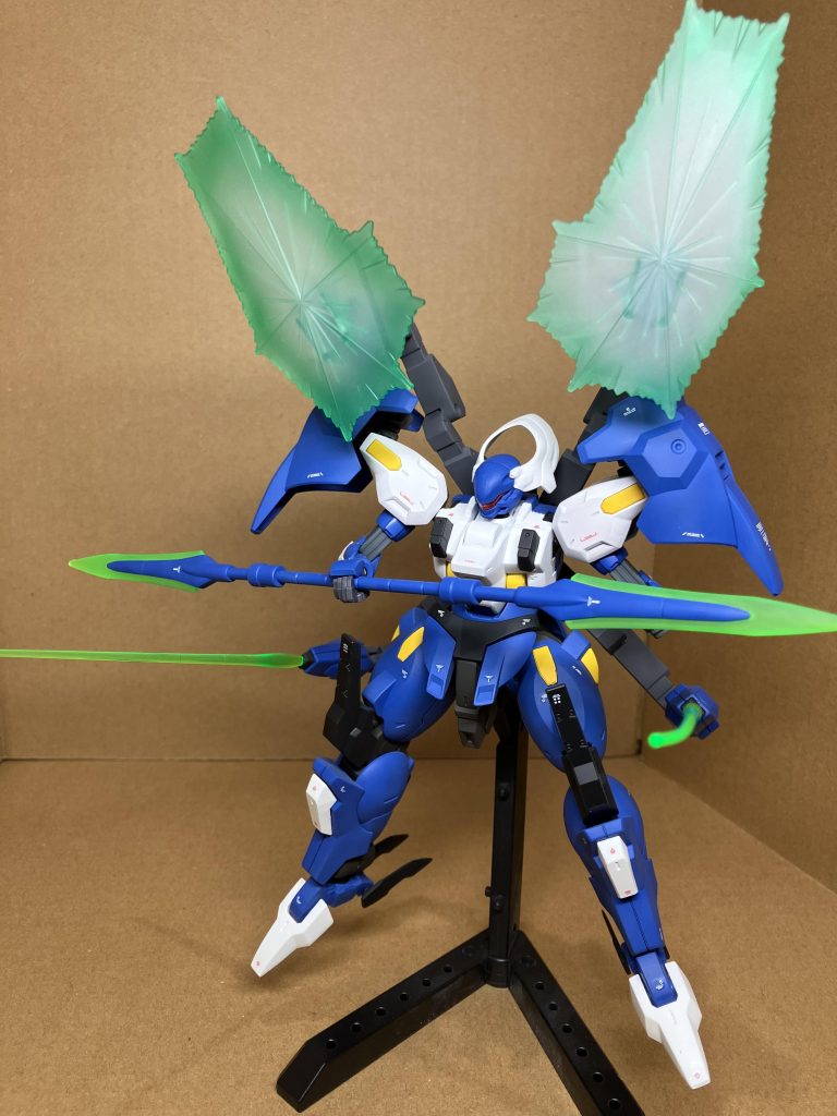 本来の腕を背中のアームに移植することで、ビームバリアの位置を変更できます。