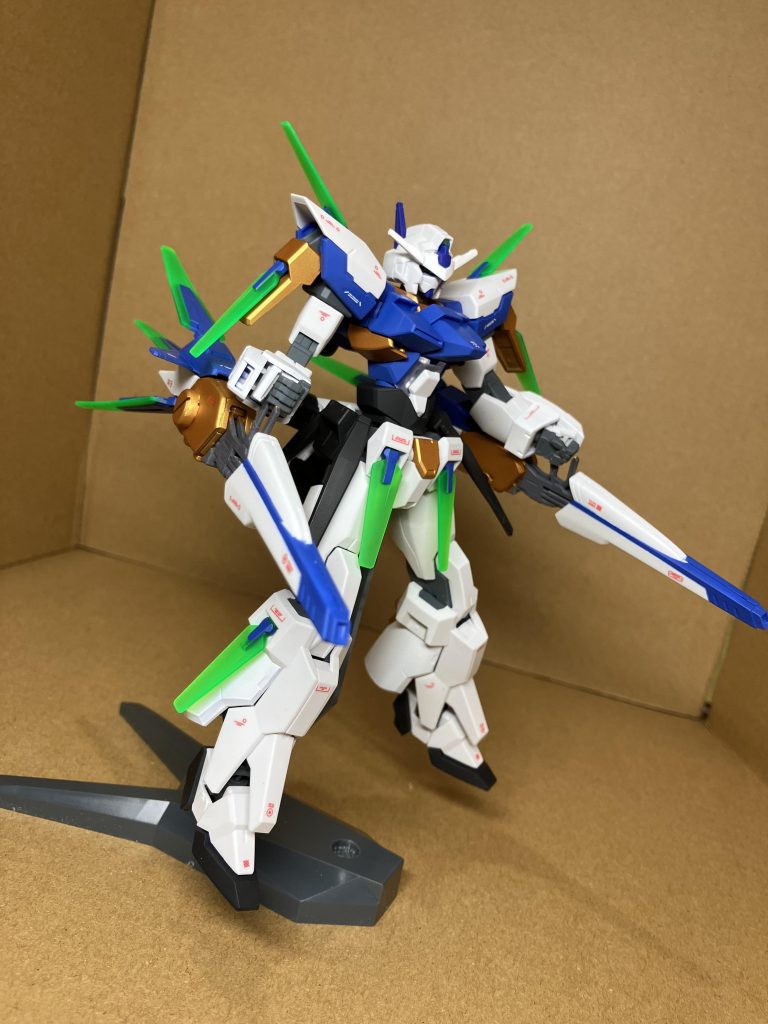 腕部の装甲も90度回転させ、グリップがギリギリ持てるようにしました。