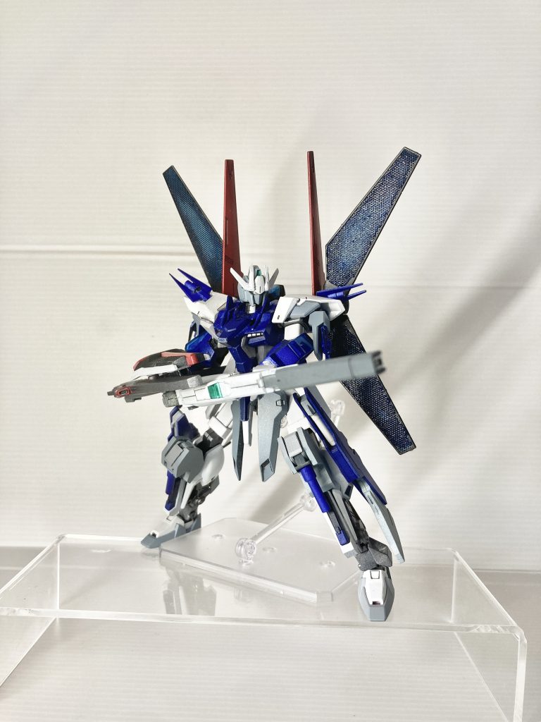 このように前に回して構えることができます!ギミックはガンダムX魔王を参考にしています。また、前回説明し忘れたのですが、シールド裏にはレールガン(手持ちの銃)の接続ピンがあり、キャノンの発射形態でも両手を使って構えることができます。