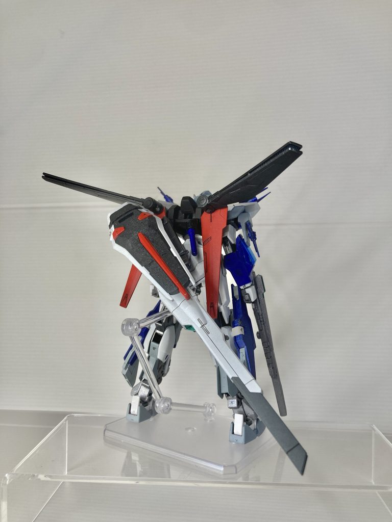 カラーパターンはエールストライカーを参考にしています。前回は手持ちだったシールドが今度は背部に装備されているのが特徴です。