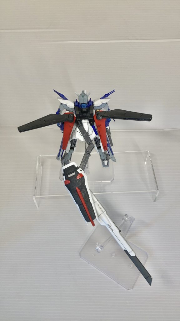 デュートリオンキャノンとバックパックを結ぶアームはかなりフレキシブルに稼働し...