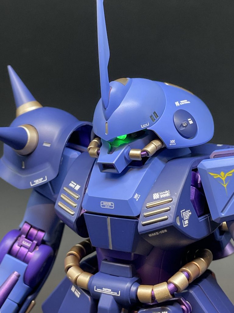 あまりにもそのままだったので、ショルダーを左右で変更してます。印象が少し変わります？モノアイは折角なのでLEDにしました。