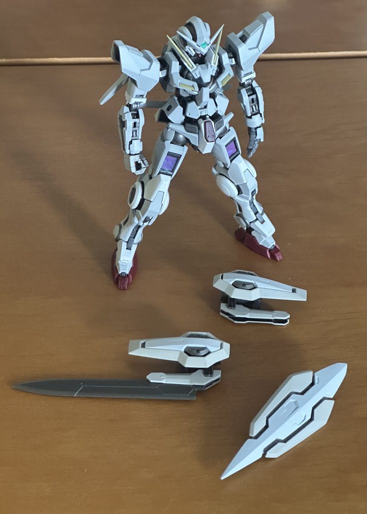 全塗装が終わったころシールドはRGの厚みのある造形が好みで無かったので、HGのものをRGを参考に3分割し塗装しました。