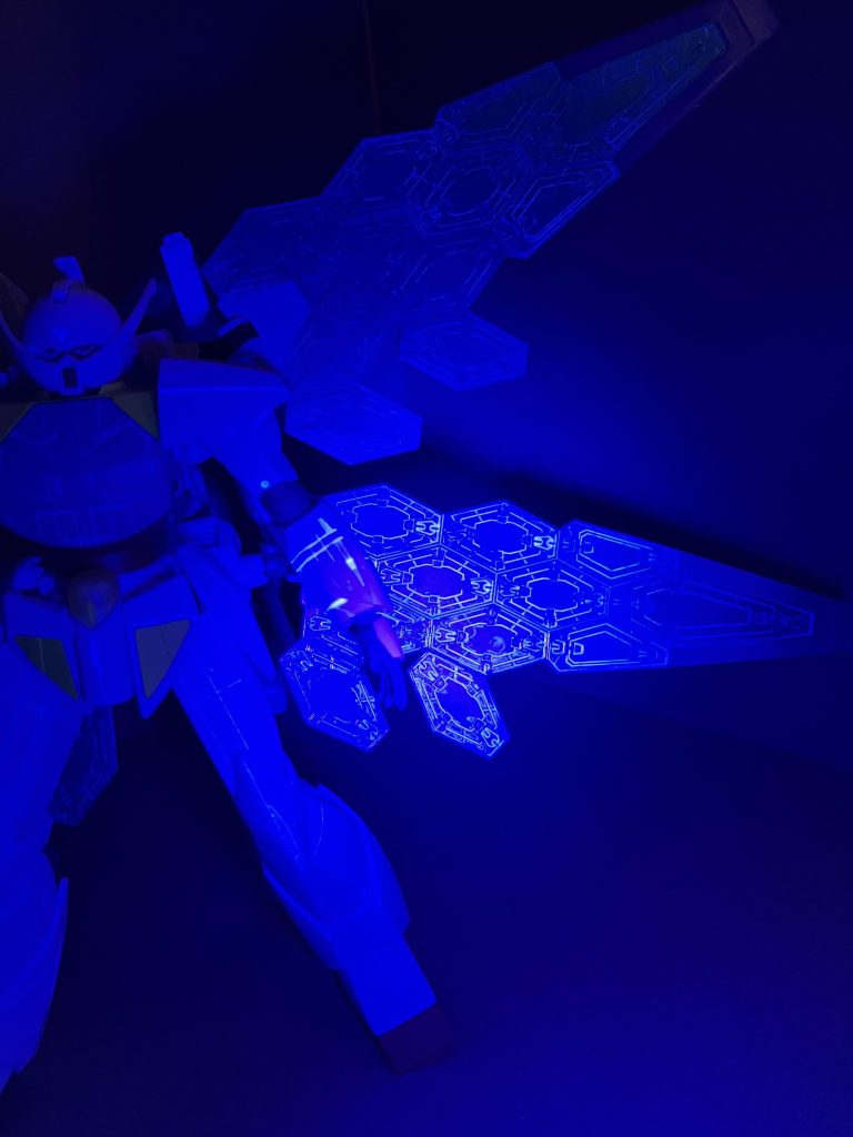 写真ではうまく伝わりませんが、グラスフェザーや本体のモールドは蛍光ブルーでスミ入れしました。安物のブラックライトなので、うまく写真で表現できず残念です。