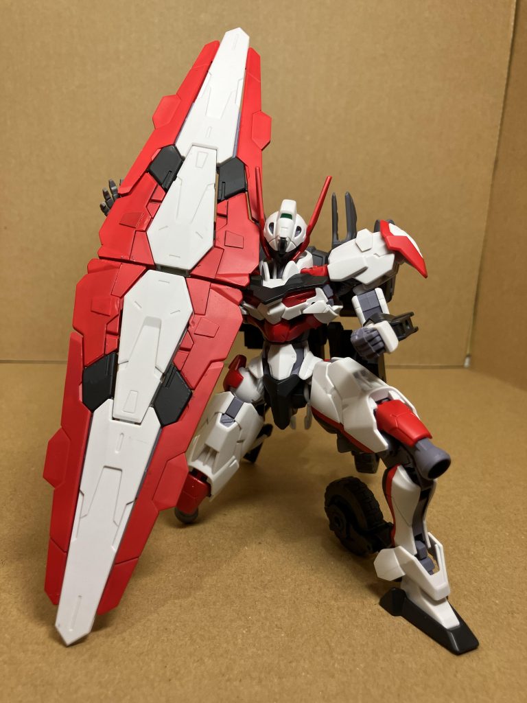 他の方もニルヴァーシュ風に作っていると思うので、被らないようにと少しいじってみました。ガンビットは2セット仕様し、リフボードを大型化しました。ありがちなポーズするときには、大きい方が合うかと思います。