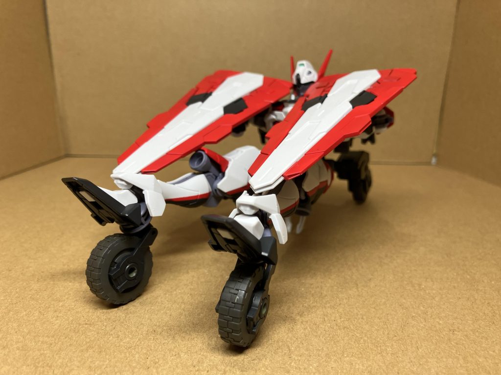 雑ですが、なんちゃって変形をします。30mmのタイヤをつけたので、寝そべり変形でビークルモードにもなります。ガンビットを2セット使ったのも、この変形をやるためです。