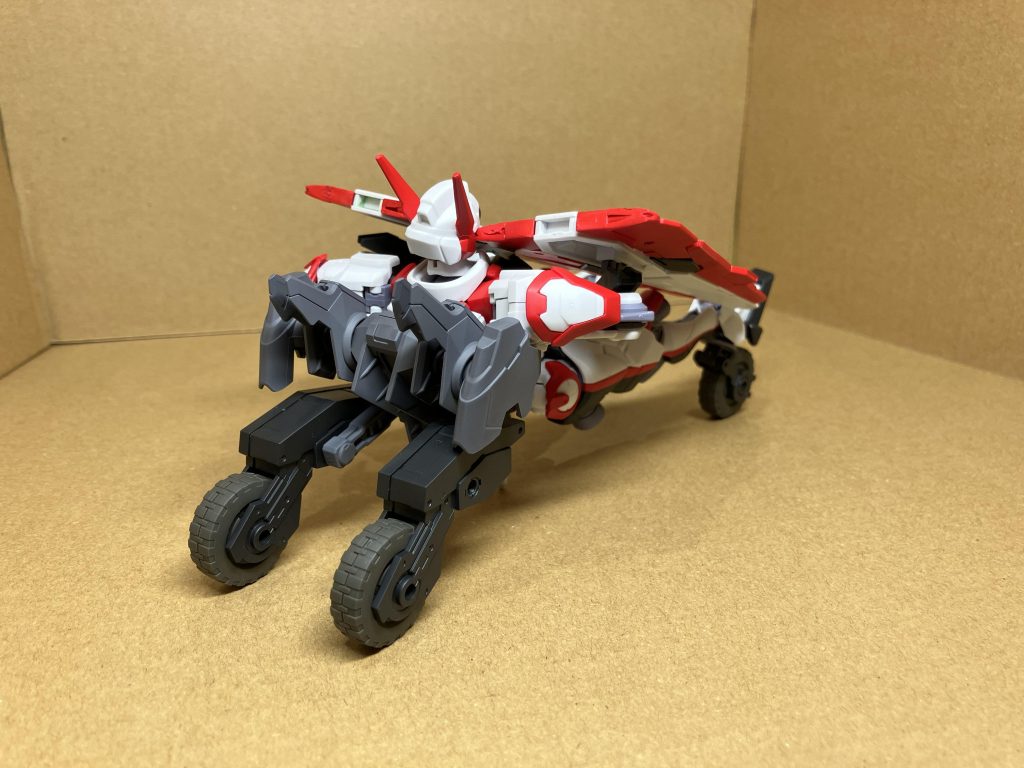 後ろ姿はほんとに寝そべり変形です。寝そべり変形するために、股関節のパーツを削ったりしています。