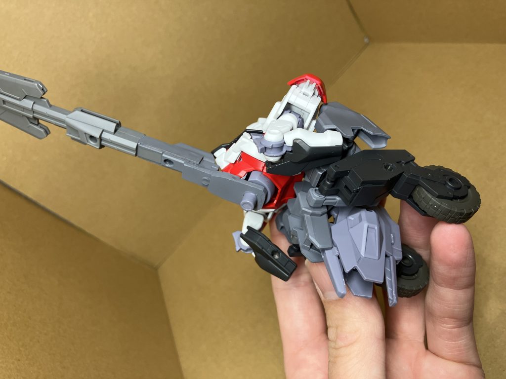 変形用のパーツを腰部の軸に取り付けます。