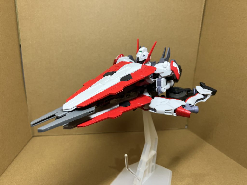 自作した変形用パーツを使いますが、高速飛行形態にも変形します。