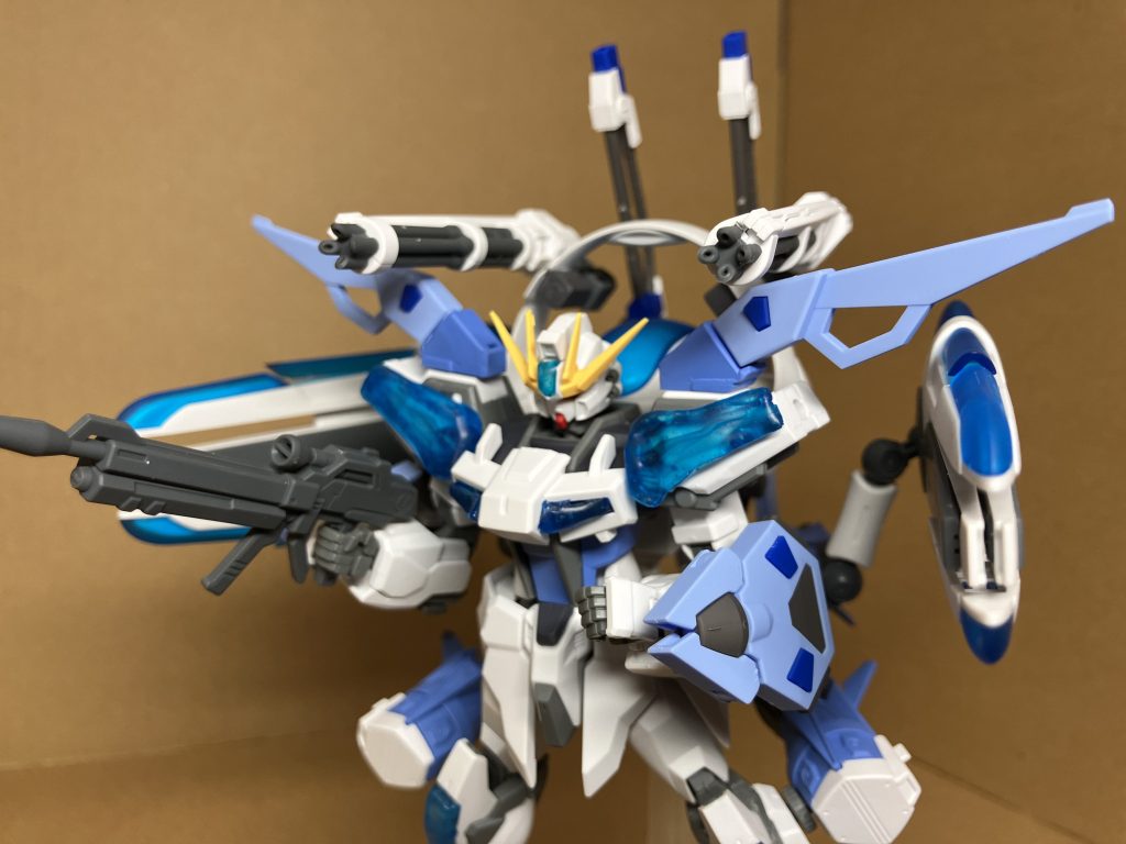 ガンバレルストライカーのガトリングを追加し、ランチャー要素を増やしてみました。肩部にはマイダスメッサーを追加しました。
