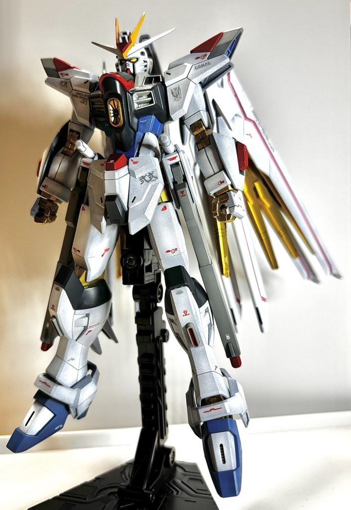 アンテナ、胴体、腕、脚、バックパックをプラ板で延長しました。ストフリ本体の関節の金色と、プラウドディフェンダーの金色は変更してます。