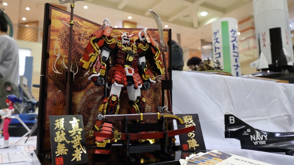 下関での展示風景　豪華絢爛なパッケージですが、巣組だとメッキパーツや屏風などの小物に本体が負けてしまうので本体はメタリックレッドで塗装