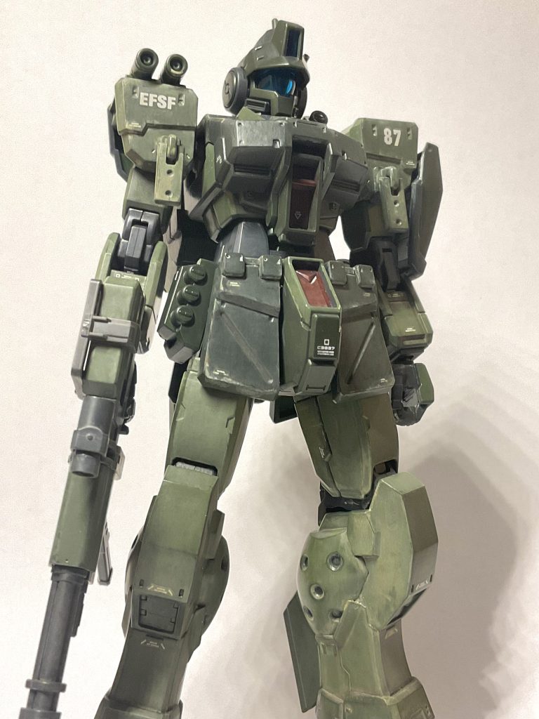 胴体・ショルダーアーマーはブラックグリーン、腕脚はライトグリーン。配色はオリジナルです。