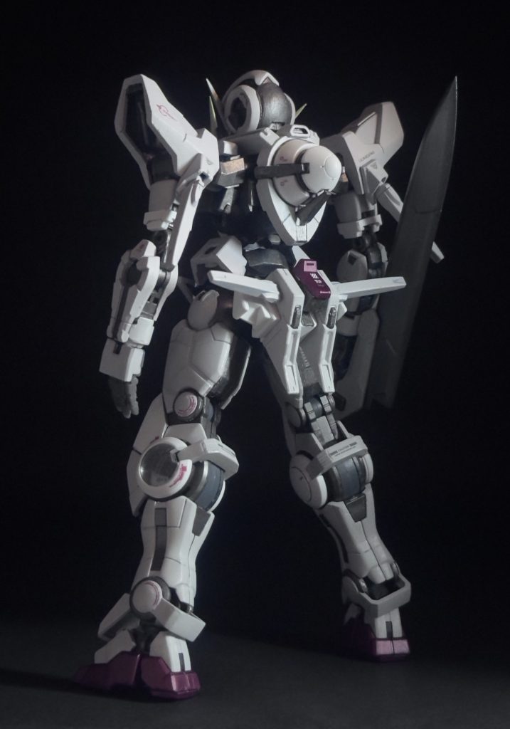 バック刹那のエクシアへの最大のリスペクトとして、｢刹那のエクシアとは全くの別物｣ということを意識してみました。そのため頭や腰など一部形状を好みにアレンジしています。