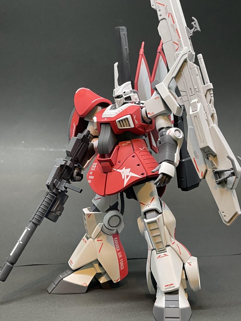 ハイパーメガランチャーを懸架できるようにウェポンラックを調整しました。ライフルはガンダムベースで購入したシステムウェポンを使用しております。