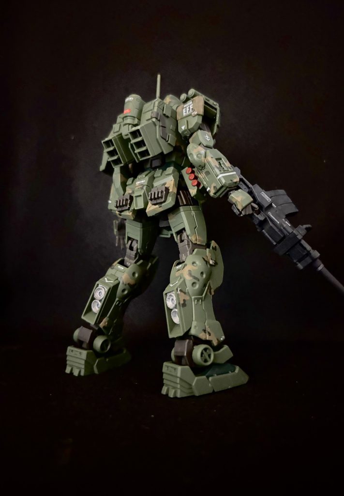 バックショットです。腰のグレネードと脚部のスラスターは塗装してあります。