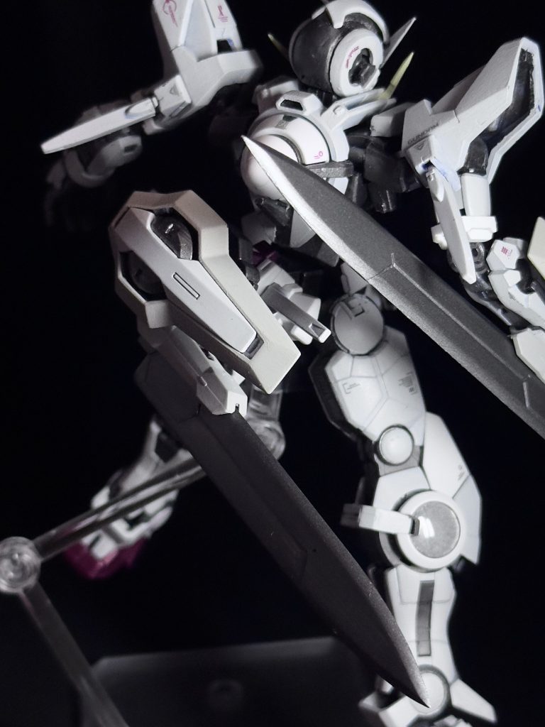 左腕用のGNソードはネオジム磁石で腰の可動式ラッチに懸架することが可能