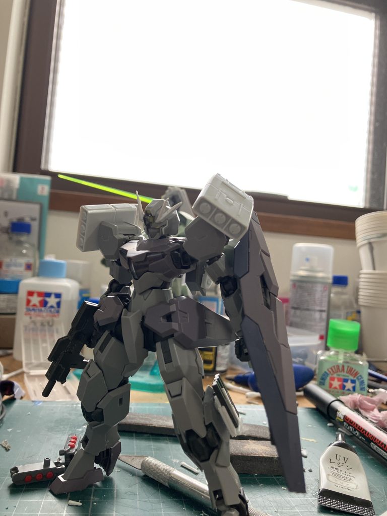 塗装前。今回はザヴォート君からスラスターを剥ぎ取ってガンヴォルヴァ君に取り付けました。ガンヴォルヴァ本体にはあまり手を加えていません。クラブスやスラスターの関節、マガジンポーチはパテやプラ板で自作しました。