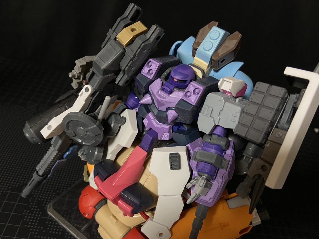 ミキシングの様子がよくわかる塗装前写真。ザクF2000の色がまだらなのは、今作を作るにあたって塗装を落としたからです。これが一番大変だったかも。笑