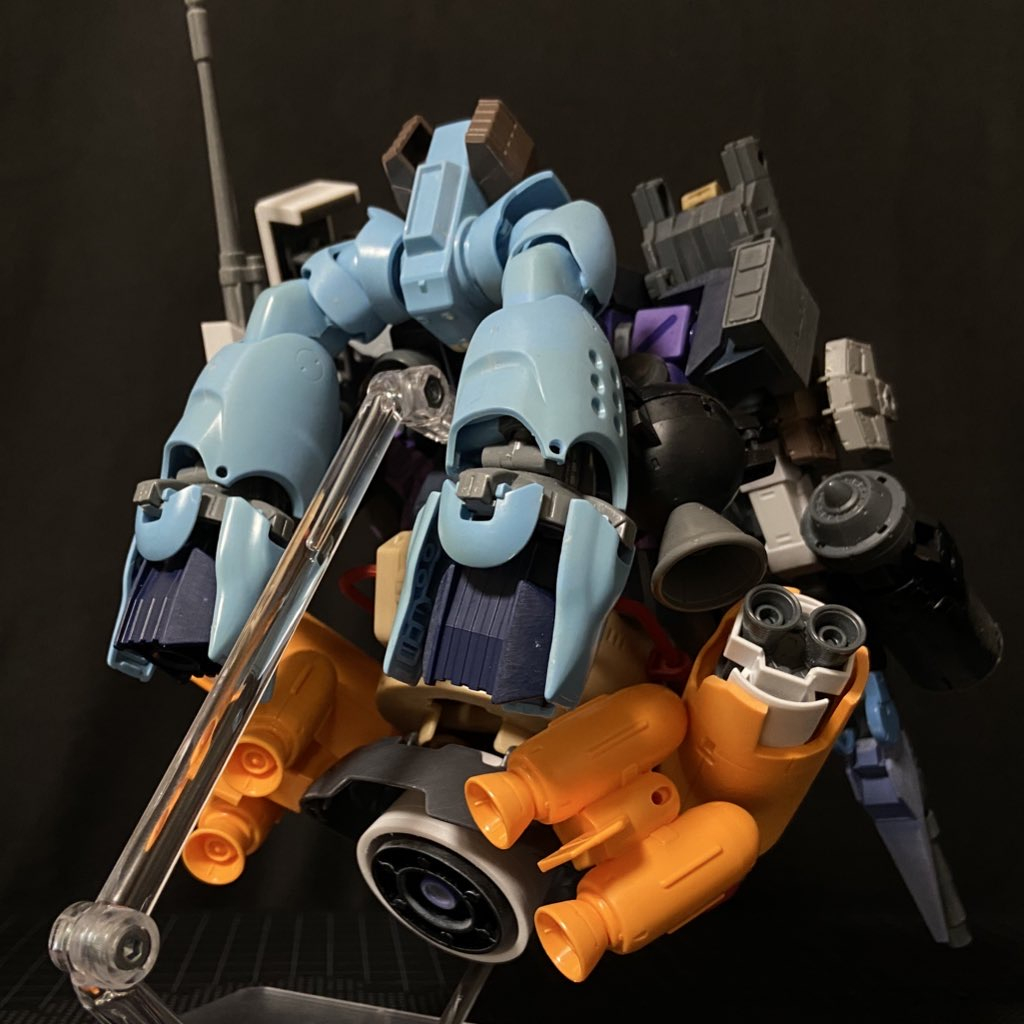 背面はこんな感じでした。このためにフルアーマーユニコーンのプロペラントタンクが犠牲になってます。一番下の大きいバーニアには、事務用品テプラのカートリッジの部品を使ってます。