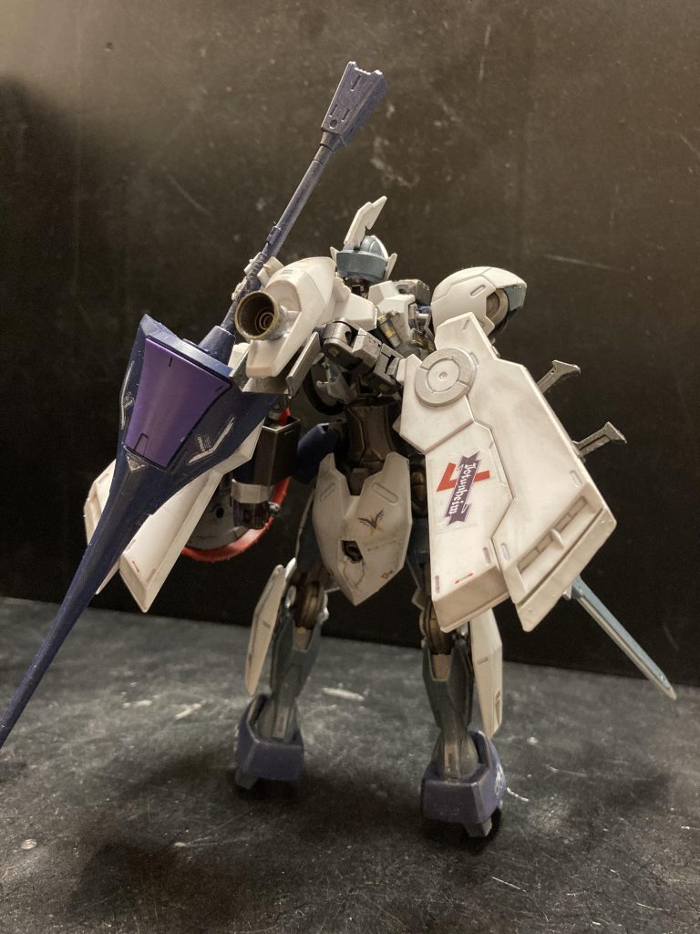 後ろのマントパーツは、ミカエリスと同じ開発元、グラスレー社のベギルベウから持ってきました。ミカエリスは腕が片方しかないので、腕も移植してます。