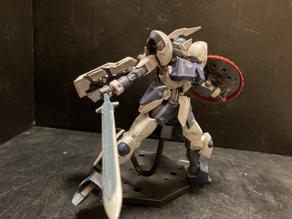 ミカエリスって騎士っぽいデザインなので、ギャンに寄せたらカッコいいんじゃ？って事で制作開始。顔も十字ですし、モノアイ付けたらもうギャンだわコレ。肩も丸いですし。