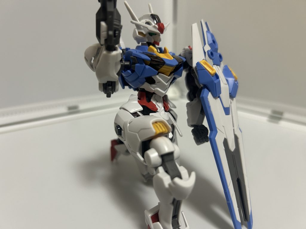 でも他のガンダム作品とは違って未来的で丸みを帯びている部分もあり、色も初代ガンダムを彷彿とさせますね。　今後もガンプラを楽しんでいきますのでどうぞよろしくお願いします(gandam-hand2)