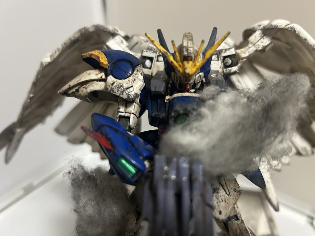 ポージングをしようと思ったのも矢先…ここで問題が…ビームライフル大きすぎね…？あとでかいから支えきれないなぁ…これが1番の問題だったと思います。自分は煙で隠してますがビームライフルの後ろ切りました！撮る角度によっては見えますがそれも愛嬌！どうせ破壊表現にするし！