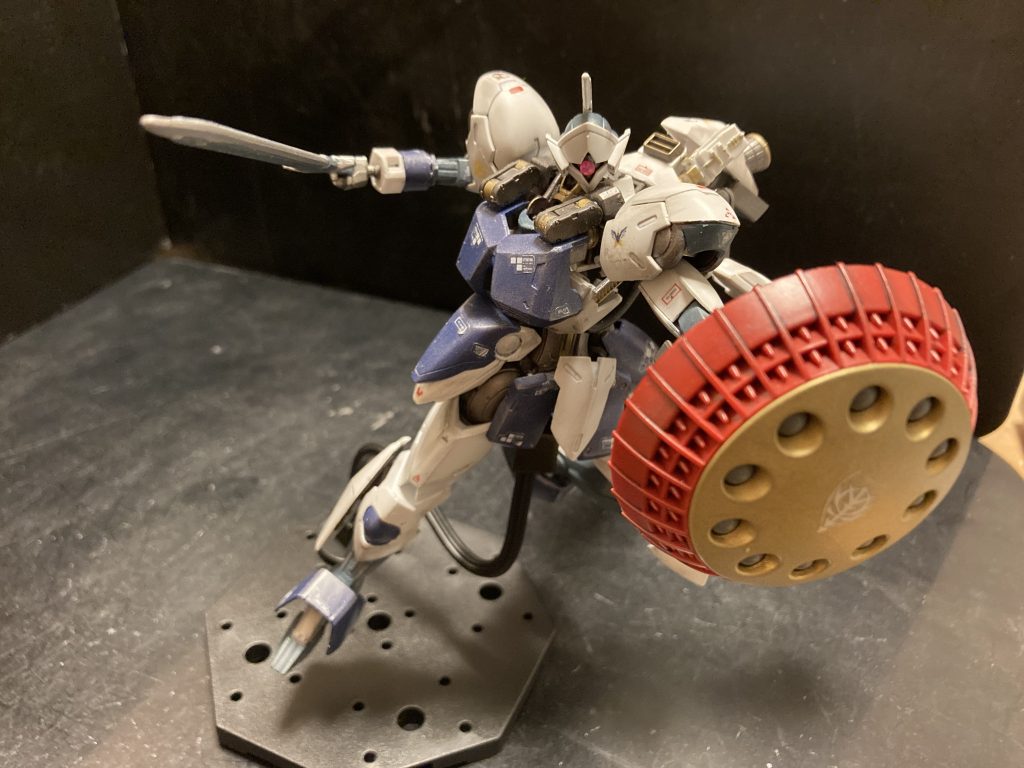 あとは見ておわかりの通り、本家ギャンから色んな特徴的なパーツを流用してます。サイドパーツは左右非対称。なんでかってーと、ジャンクに片方しかなかったからです。でもいい感じになりました。