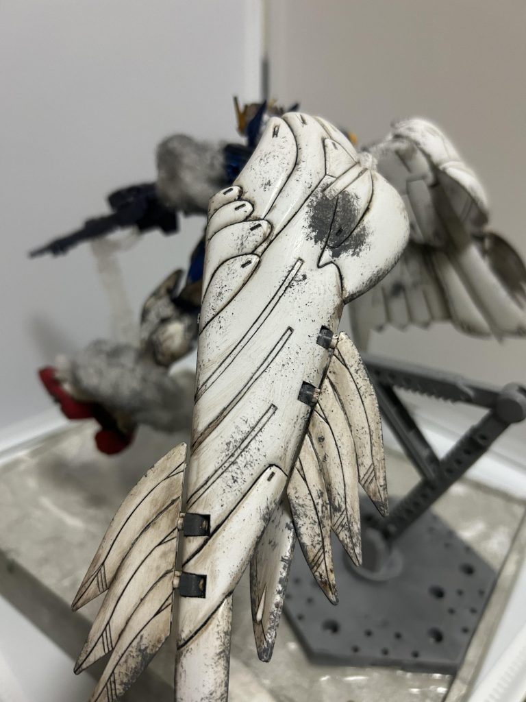 翼の汚しはダークブラウンを使用。少し汚し過ぎた部分もありましたが高い部分は控えめに出来たと思います。あとはチッピングで禿げている部分を再現。