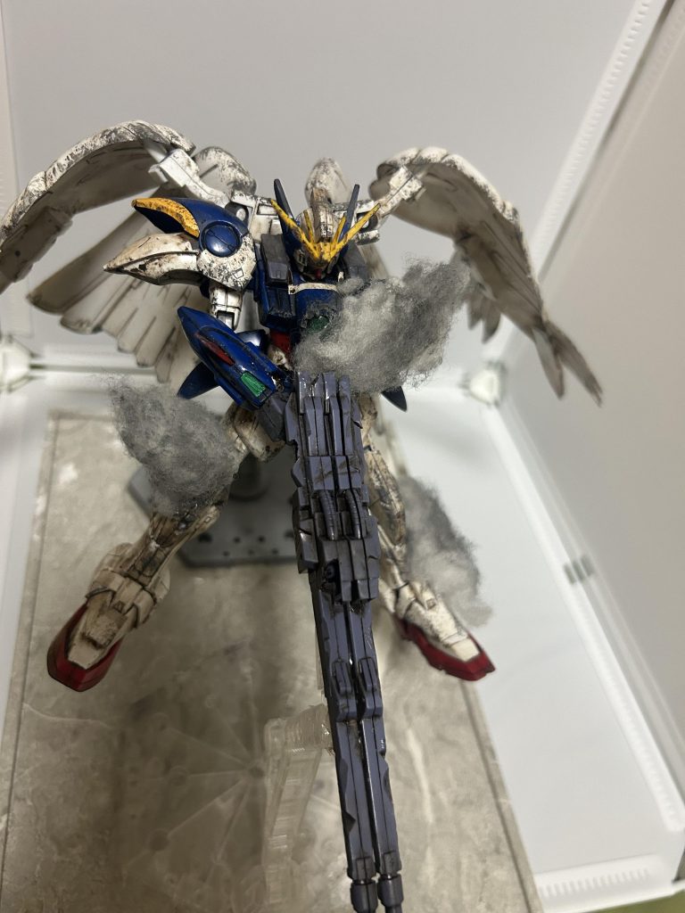 そして完成したのがこれです。まじでデカ過ぎて2つで支えてるので見栄え…は何も言いません。このポージングができただけでも儲け物ですね！　アニメの感想ですが、本編見てないので最初の部分の設定分からずに見ましたが、面白い作品となっています。そして大気圏突入で広がる羽は本当にガンダムなのか？と思わせます(羽が何で見えるんだ!?)。羽も買って置こうかなと思いましたが撮る時に寄せましたので手元にはないです。