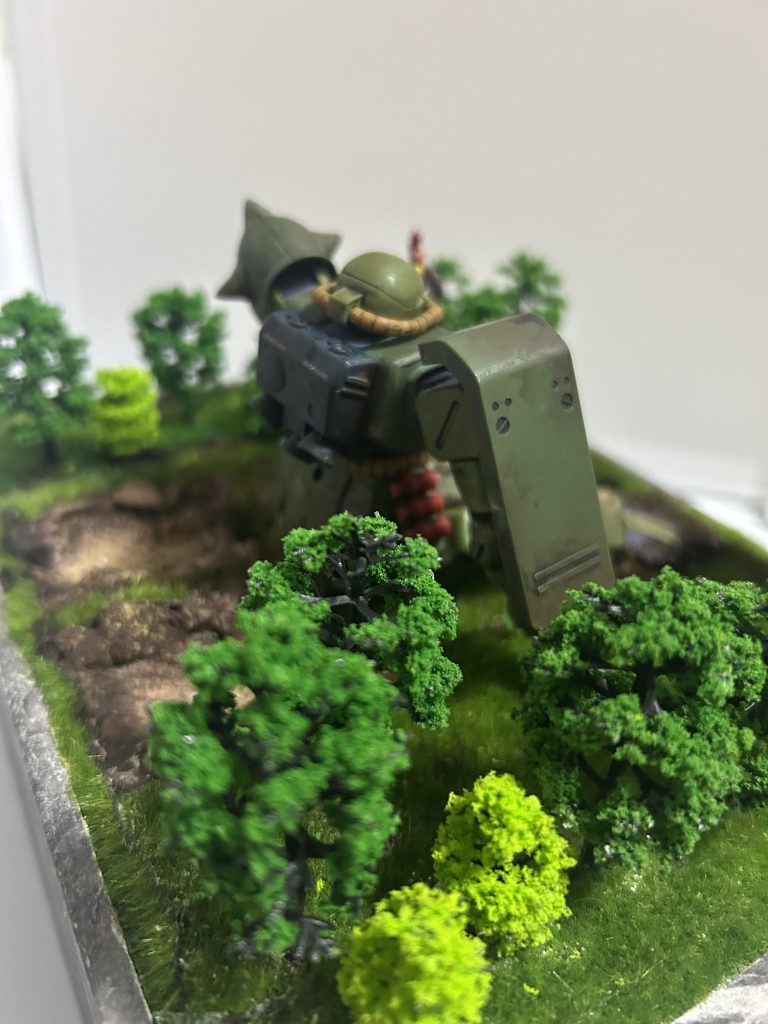 あと気になっている人もいると思いますが、樹木は100均のだけでなく、Amazonで購入した物を使用。鉄道模型用で普通のより木が小さいのは気にしないで下さい…笑(一応シートの切れ目部分を隠す用途に使っています)。