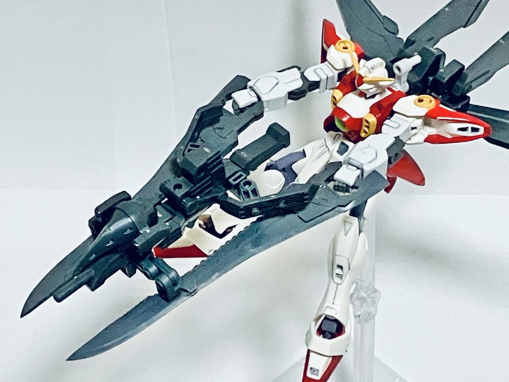 銃のラケーテランチャーです。ビームライフルとしてはもちろん、先端が刃になっておりますので、接近戦にも役立ちます。