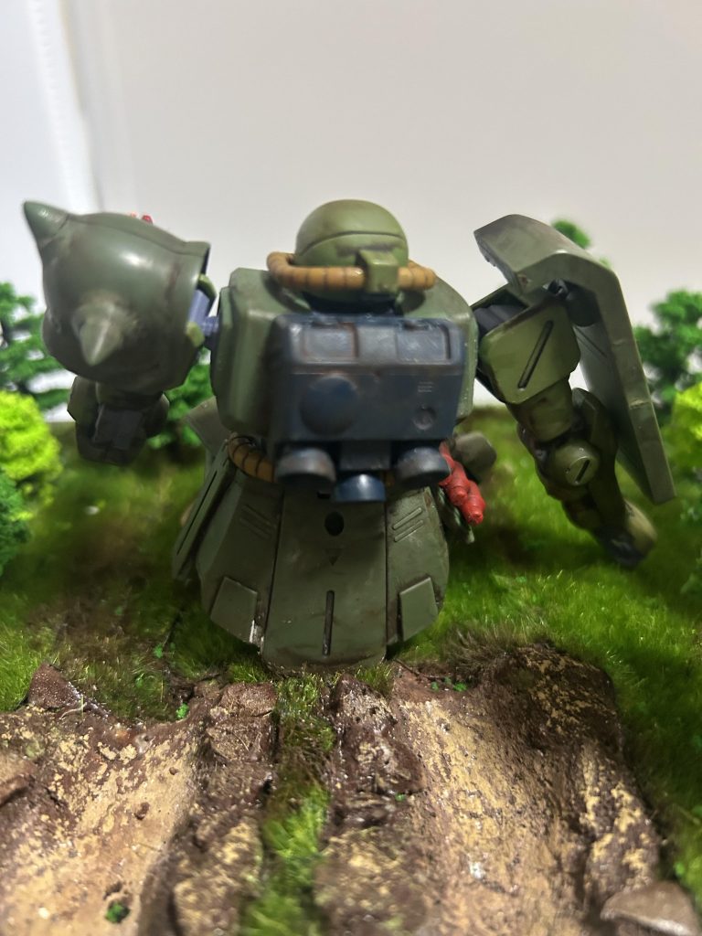 そしてこの後ろの削れている部分を再現するために先にスタイロフォームを削って形にしています。そのあとは塗って、余ったプラ板を石みたいな感じに配置。100均に土とかもあったので水溶け接着剤を使って土を撒くのもよかったかもしれないです。下地は100均の　フェイクモスシートを使用しました。これ使ったらリアルに近づきましたのでオススメです。