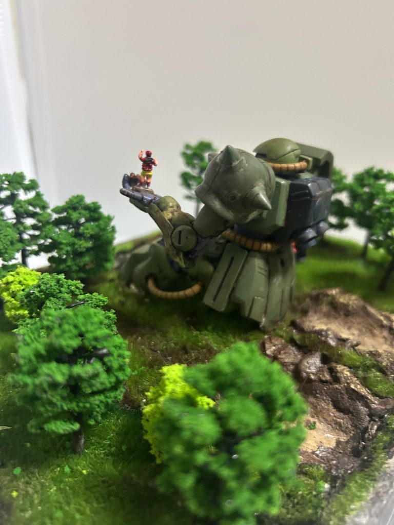 実はプラモデルだけでなく初の試みとして、左手に乗っている　アルくん。これ。自作しました！と言っても100均のジオラマ人形？に色を塗っただけですので背の高さは気にしたら負けです。ここは本当に時間かかりました。筆で色を塗ってもいいとは思いますが、自分は爪楊枝でもいいかと思います。ザクの方はダークブラウンで…。