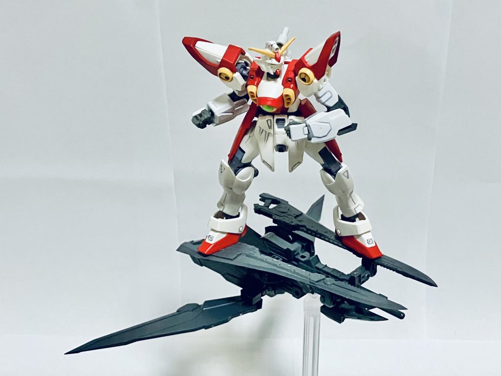 大気圏突入形態です。機体と武装から強力な冷却ガスを放出することで、空気抵抗の摩擦熱から身を守る形態になります。