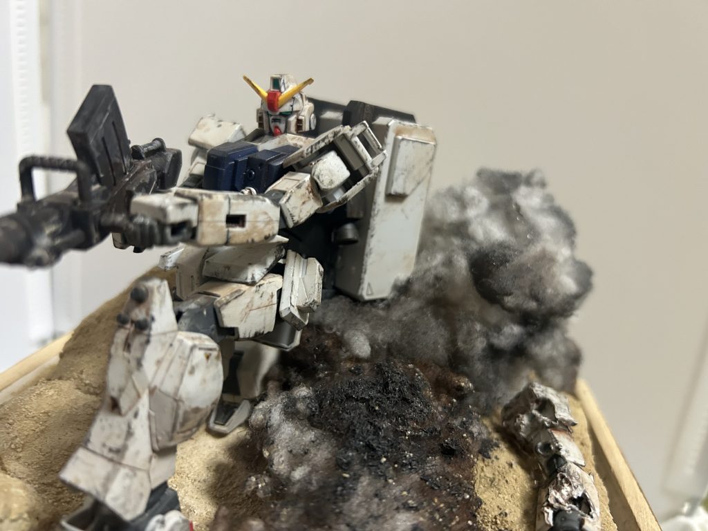 まずは正面から。アニメだと砂漠での戦闘であった為、安定のボンド水とセリアで売っていた石灰を使用し、砂漠を表現した。色合いがマッチしててとても素晴らしいです。 煙については下はペットボトルの上の部分で支えて、その上から見えないように煙を作りました。ラッカースプレー(200円)を使用しています。