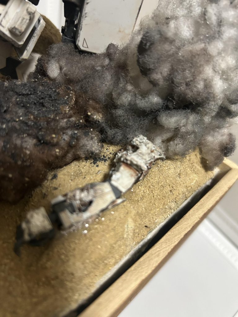 手はボロボロであったけど全体図が分からなかった為ここはオリジナル。500円で買ったはんだごてを使用する。その後汚し塗装。正直溶かしすぎたなと反省部分。ドライブラシで仕上げてもいます。