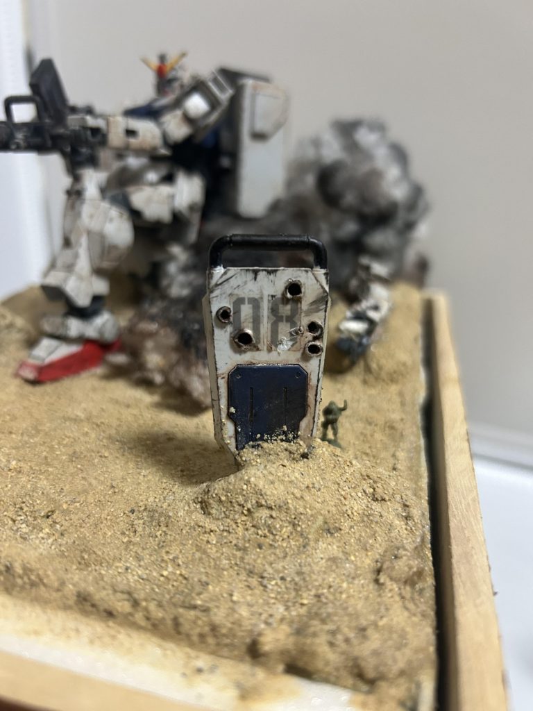 ちなみに盾はこう。オリジナル要素として弾痕っぽく仕上げています。アニメでは弾痕じゃなくただ凹んでいるだけなのですがこれはこれで…うーん!良いぞ!これもはんだごてを使用した。さてここからは運命の瞬間。写真をこのようにして撮ると…