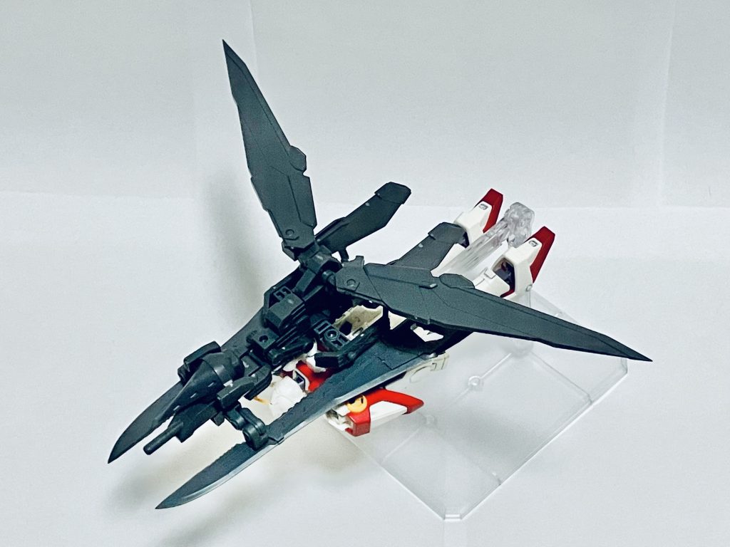 空中形態です。空中を安定して飛行するための形態になります。空気抵抗を最小限に抑えることで、こちらの形態でも大気圏への突入ができます。