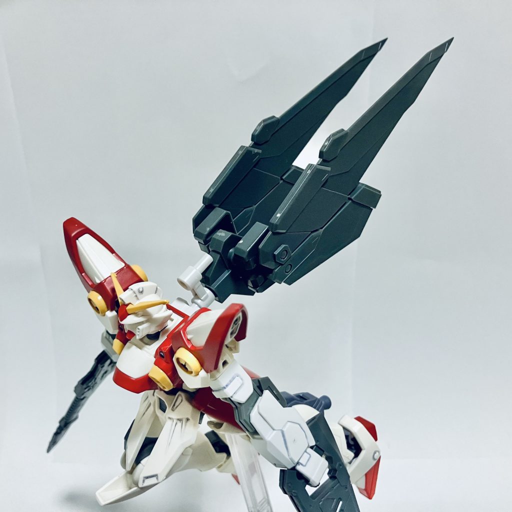 フリューゲルブーストです。スラスターを最大加速形態に変形させた状態になります。機体を操縦不能寸前まで加速させることで、相手の追撃を振り切ることができます。